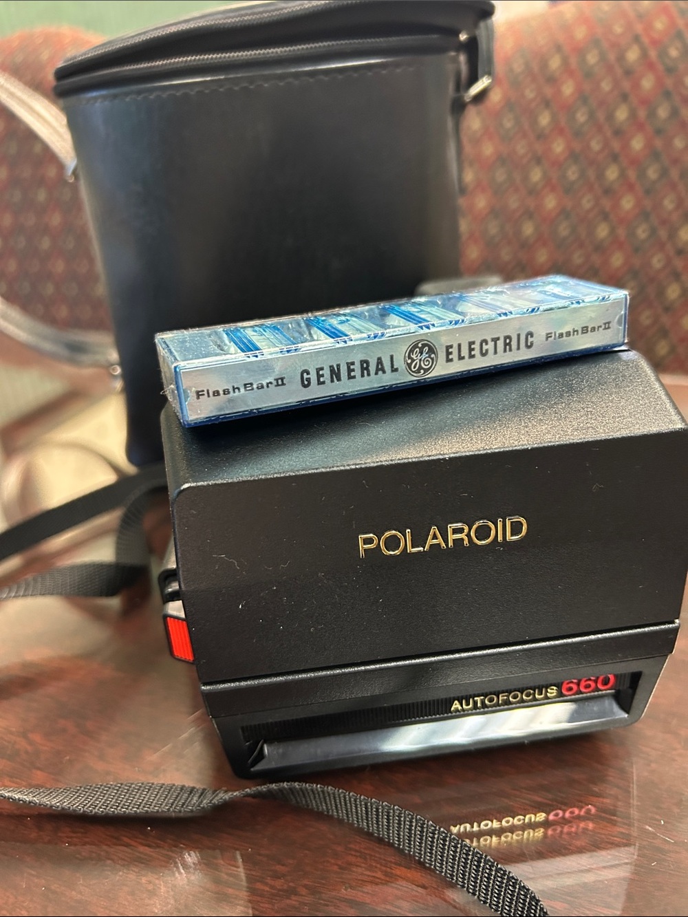 Vintage Polaroid Autofocus 660 Instant Camera in Black with bag and flash